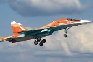 Chiến đấu cơ Su-34 Nga xuất hiện được sơn màu cam sáng "sa mạc".