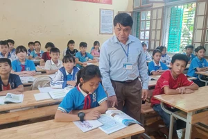 Với lòng yêu nghề, mến trẻ, ông Lò Đức Tháo luôn được học sinh và đồng nghiệp quý mến.