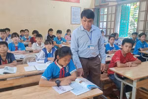 Với lòng yêu nghề, mến trẻ, ông Lò Đức Tháo luôn được học sinh và đồng nghiệp quý mến.