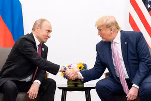 Tổng thống Nga Vladimir Putin gặp ông Donald Trump bên lề Hội nghị thượng đỉnh G20 tại Osaka, Nhật Bản, ngày 28/6/2019.