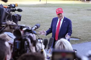 Tổng thống Mỹ Donald Trump trả lời các câu hỏi của phóng viên sau cuộc họp căng thẳng với Tổng thống Ukraine Vladimir Zelensky tại Nhà Trắng, ngày 28/2/2025.