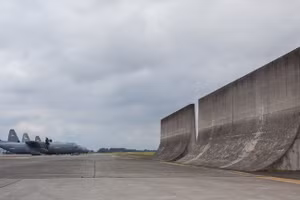 Máy bay Lockheed Martin C130-J Hercules của Mỹ phía sau các tấm chắn luồng khí phản lực tại căn cứ Yokota ở Fussa, Nhật Bản.
