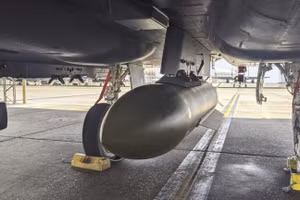 Bom xuyên phá sâu 5.000 pound của Mỹ.