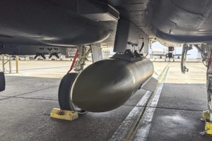 Bom xuyên phá sâu 5.000 pound của Mỹ.