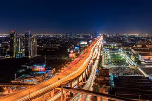 Xa lộ Bang Na có một vệt sáng ngoạn mục vào ban đêm.