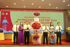 Ông Đặng Quang Hưng, Phó Bí thư Đảng ủy UBND tỉnh Sơn La (người thứ 3 từ phải sang) tặng hoa chúc mừng Sở GD&ĐT.