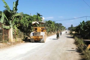 Nhà thầu thi công đang sửa chữa đoạn Km50 - Km56 Quốc lộ 6C thuộc xã Cò Nòi, huyện Mai Sơn.