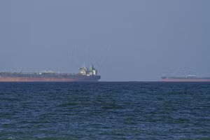 Tàu chở hàng Touska mang cờ Iran đang di chuyển ở Vịnh Oman thì bị lực lượng Mỹ nổ súng và bắt giữ, ngày 19/4/2026.