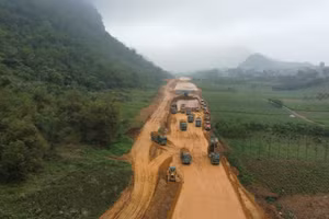 Đoạn đường cao tốc Hoà Bình - Mộc Châu đang thi công tại xóm Sèo (xã Cao Sơn, huyện Đà Bắc).