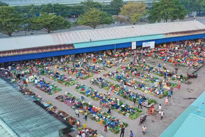 Chợ "chồm hổm" nằm ở TP Vị Thanh (Hậu Giang) là một trong nét đặc trưng về văn hóa mua bán, họp chợ truyền thống ở địa phương này. (Ảnh: Quốc Anh).