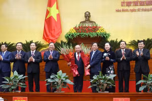 Các đại biểu tặng hoa chúc mừng tân Chủ tịch UBND tỉnh Hòa Bình.