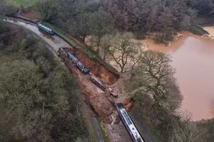 Hiện trường vụ sạt lở kênh xảy ra ở khu vực Chemistry thuộc thị trấn Whitchurch, hạt Shropshire, Anh, ngày 22/12/2025.