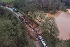 Hiện trường vụ sạt lở kênh xảy ra ở khu vực Chemistry thuộc thị trấn Whitchurch, hạt Shropshire, Anh, ngày 22/12/2025.