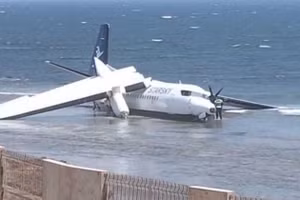 Hiện trường vụ máy bay chở khách của Somalia rơi xuống biển, hôm 10/2.