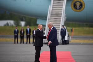 Tổng thống Mỹ Donald Trump chào đón Tổng thống Nga Vladimir Putin khi ông đến Alaska, ngày 15/8/2025.