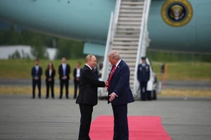 Tổng thống Mỹ Donald Trump chào đón Tổng thống Nga Vladimir Putin khi ông đến Alaska, ngày 15/8/2025.