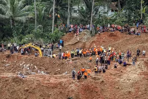 Lở đất ở Indonesia khiến hàng chục người thiệt mạng và mất tích.