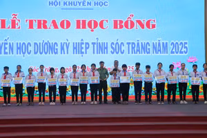 Ban tổ chức đã trao 240 suất học bổng (1 triệu đồng/suất) cho các em học sinh có hoàn cảnh khó khăn, mồ côi, khuyết tật, dân tộc Khmer trên địa bàn tỉnh Sóc Trăng. (Ảnh: Xuân Lương)