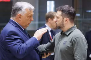 Thủ tướng Hungary Viktor Orban (trái) và Tổng thống Ukraine Vladimir Zelensky.