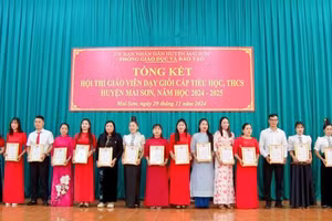 Lãnh đạo UBND và Phòng GD&ĐT huyện Mai Sơn trao Giấy chứng nhận giáo viên dạy giỏi tại hội thi.