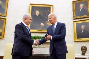 Tổng thống Mỹ Joe Biden (phải) và Thủ tướng Israel Benjamin Netanyahu