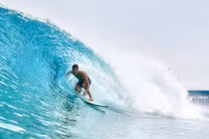 Hồ bơi Abu Dhabi với làn sóng nhân tạo dài nhất thế giới - điểm đến lướt sóng toàn cầu.