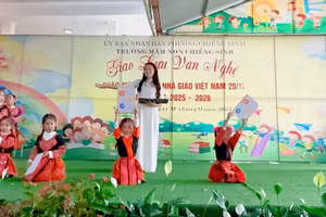 Cô và trò Trường Mầm non phường Chiềng Sinh biểu diễn văn nghệ.