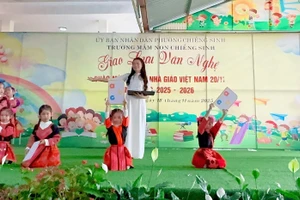 Cô và trò Trường Mầm non phường Chiềng Sinh biểu diễn văn nghệ.