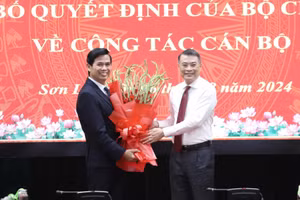 Ông Lê Minh Hưng, Trưởng Ban Tổ chức Trung ương tặng hoa chúc mừng tân Bí thư Tỉnh Uỷ Sơn La.