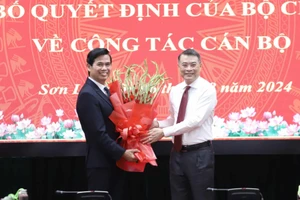 Ông Lê Minh Hưng, Trưởng Ban Tổ chức Trung ương tặng hoa chúc mừng tân Bí thư Tỉnh Uỷ Sơn La.