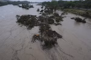 Lũ lụt bất ngờ dâng cao ở miền trung Texas khiến nhiều người chết và mất tích, ngày 4/7/2025.