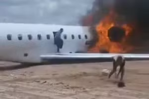 Hiện trường vụ máy bay chở Bộ trưởng Khoáng sản Congo gặp nạn, bốc cháy ngùn ngụt, ngày 17/11/2025.