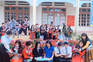 Học sinh trường PTDT nội trú THCS & THPT Bắc Yên chăm chú đọc sách tại khuôn viên trường học.