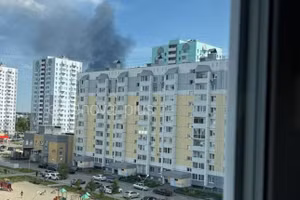 Những đám khói đen bốc cao sau cuộc tấn công UAV của Ukraine nhằm vào nhà máy lọc dầu Tyumen, ngày 20/6/2026.