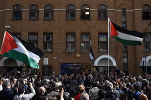 Lễ thượng cờ được tổ chức tại Phái bộ Palestine tại Vương quốc Anh, London, ngày 22/9/2025. 