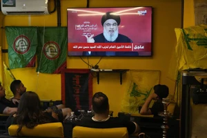 Mọi người chăm chú theo dõi bài phát biểu của thủ lĩnh Hezbollah, Hassan Nasrallah, ngày 19/9/2024.