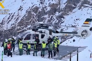 Lực lượng chức năng tại hiện trường vụ lở tuyết ở Tây Ban Nha, ngày 29/12/2025.