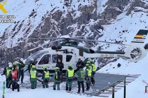 Lực lượng chức năng tại hiện trường vụ lở tuyết ở Tây Ban Nha, ngày 29/12/2025.