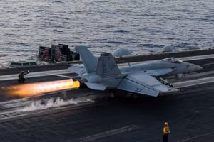 Chiến đấu cơ F-18 trên tàu sân bay USS Harry S. Truman của Mỹ.