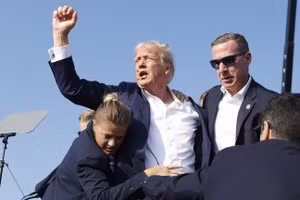 Ứng cử viên tổng thống đảng Cộng hòa Donald Trump được đưa vội ra khỏi sân khấu trong một cuộc mít tinh ở Butler, Pennsylvania, ngày 13/7/2024. 