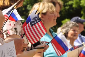 Thăm dò mới cho biết người Mỹ chia đều quan điểm về việc liệu Nga có phải là “quốc gia thù địch” của Mỹ hay không.