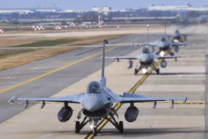 Máy bay chiến đấu KF-16 của Không quân Hàn Quốc được nhìn thấy trên đường băng.