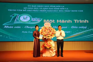 Ông Hà Trung Chiến, Phó Chủ tịch Thường trực UBND tỉnh Sơn La tặng hoa chúc mừng Trung tâm Minh Tâm.