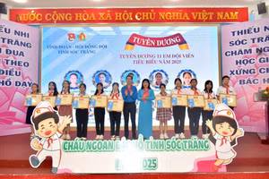 Ban tổ chức trao giấy chứng nhận và tuyên dương 94 đại biểu Cháu ngoan Bác Hồ cấp tỉnh năm 2025. (Ảnh: Xuân Lương)