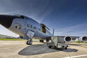 Máy bay tiếp nhiên liệu trên không KC-153 của không quân Mỹ.