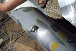 Xác một quả bom lượn dẫn đường chính xác GBU-53/B StormBreaker bị hỏng và rơi xuống tỉnh Shabwah ở phía đông nam Yemen.