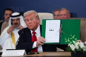 Tổng thống Mỹ Donald Trump và các nhà lãnh đạo thế giới ký thỏa thuận ngừng bắn ở Gaza, ngày 13/10/2025.