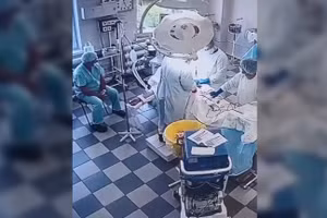 Các bác sĩ bình tĩnh tiếp tục ca phẫu thuật khi trận động đất mạnh 8,8 độ richter xảy ra ngoài khơi Bán đảo Kamchatka, ngày 30/7/2025.