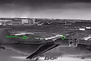 Máy bay vận tải An-72 của Nga bị phá hủy trong cuộc tấn công của Ukraine, ngày 2/4/2026.