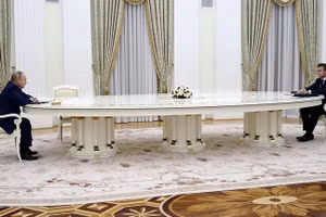 Tổng thống Nga Vladimir Putin (trái) và Tổng thống Pháp Emmanuel Macron.